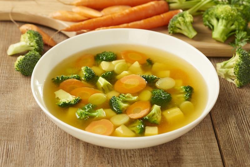 Rozgrzewająca zupa z pieczonych warzyw: dyni, marchewki, pietruszki i selera