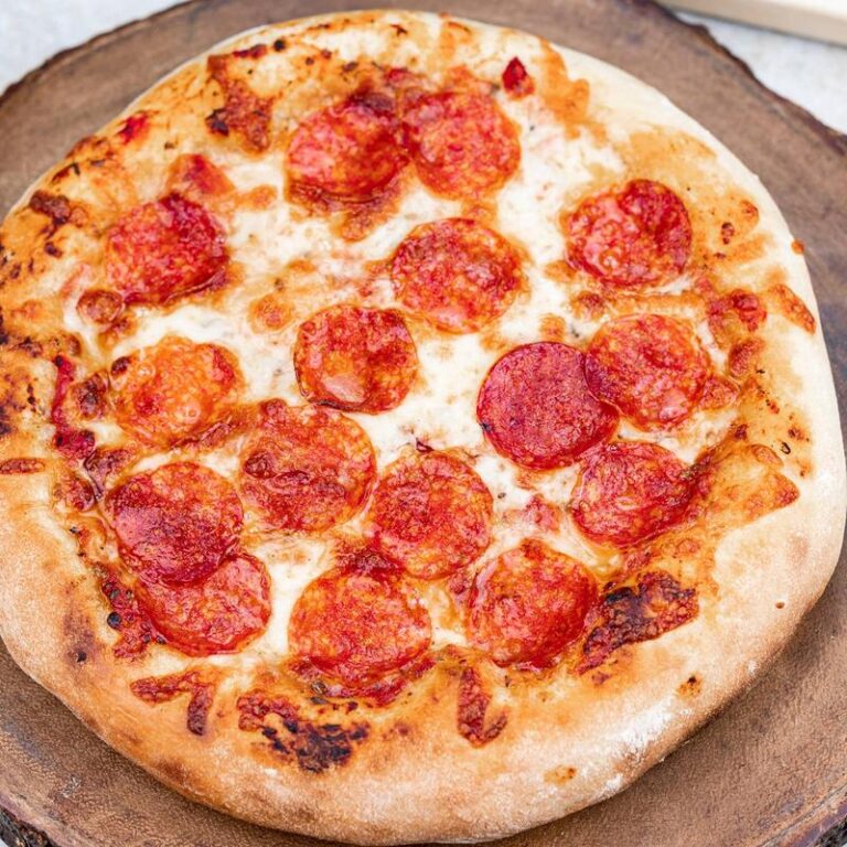 Ile czasu ciasto na pizzę może leżeć w lodówce? Sprawdź, zanim będzie za późno!