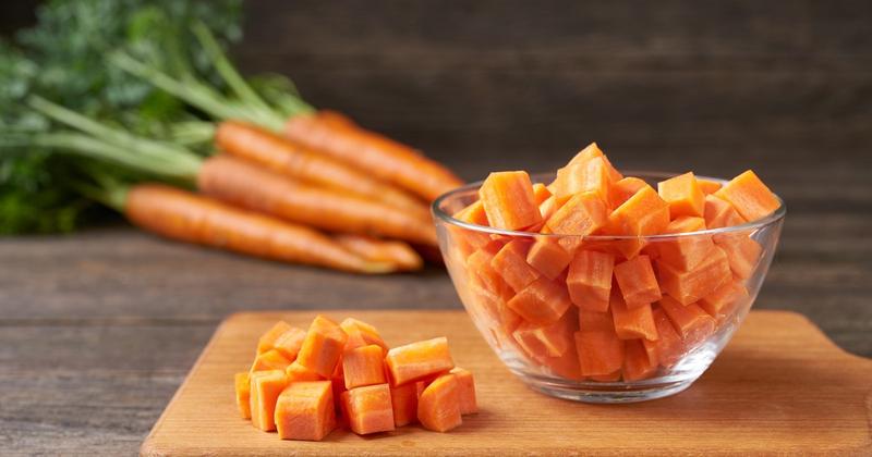 Jak długo gotować marchewkę na sałatkę, by zachować jej idealną chrupkość?