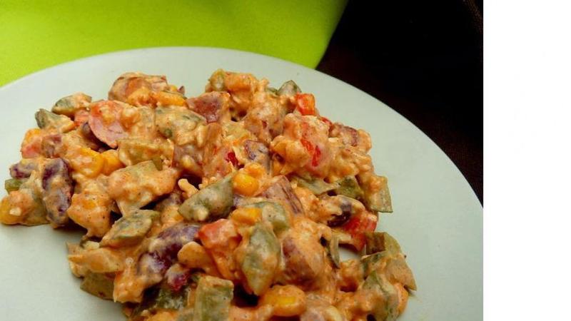 Pyszna sałatka z kabanosem i makaronem w towarzystwie papryki i sosu czosnkowego