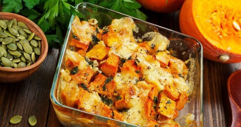 Pyszna zapiekanka z dynią, mięsem mielonym i serem żółtym na każdą okazję