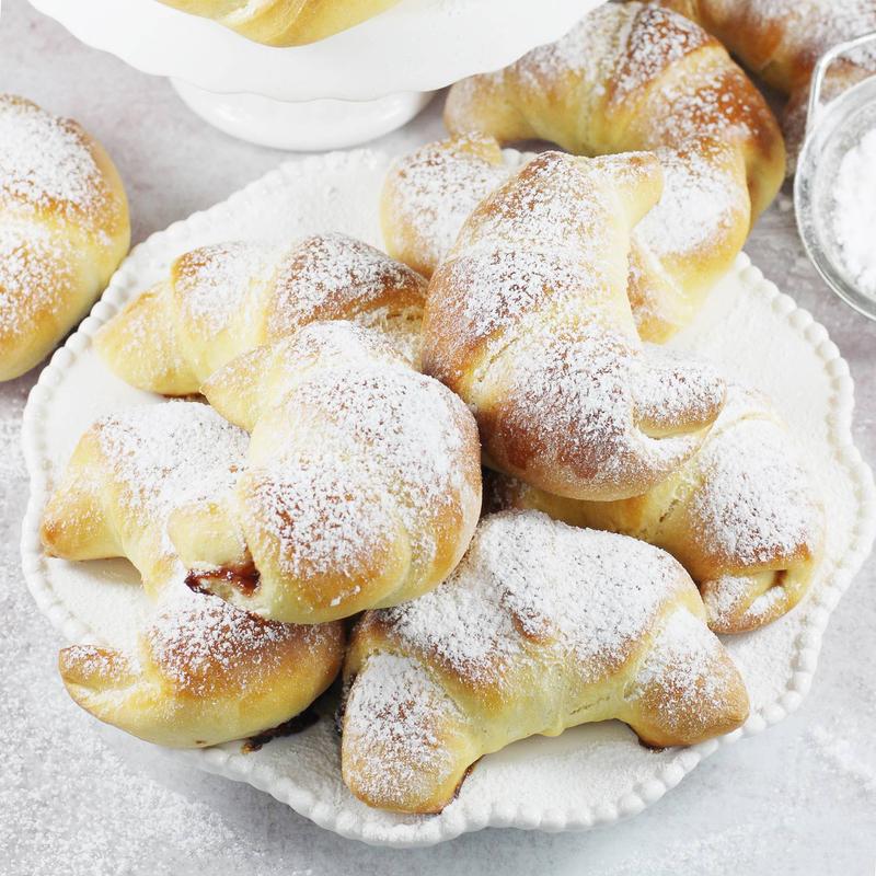 Pyszne rogaliki drożdżowe z marmoladą i cynamonową kruszonką, które zachwycą każdego