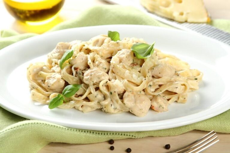 Pyszne tagliatelle z kurczakiem, szpinakiem i suszonymi pomidorami – szybki przepis na obiad