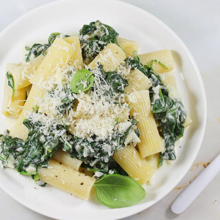 Pyszny makaron ze szpinakiem i pomidorkami koktajlowymi – sprawdź nasz wykwintny przepis!