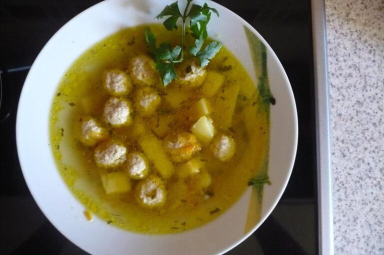 Rozgrzewająca zupa z frykadelkami, warzywami i aromatyczną pietruszką