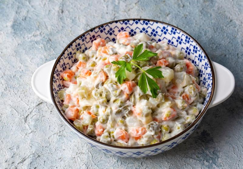 Podanie sałatki jarzynowej