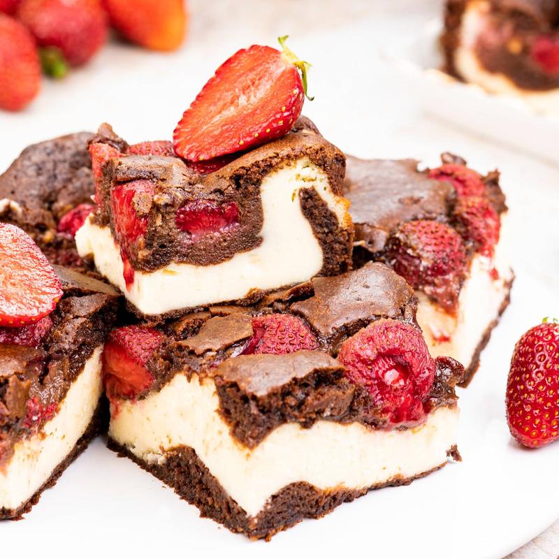Sernikobrownie z musem truskawkowym