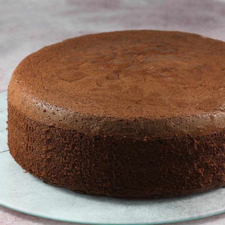 Ciemny biszkopt z kakao i powidłami śliwkowymi z nutą pomarańczy