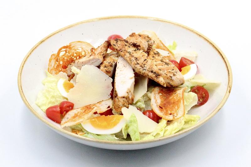 Ile Kcal Kryje Sałatka Cezar? Oto Zaskakujące Fakty o Kaloryczności!