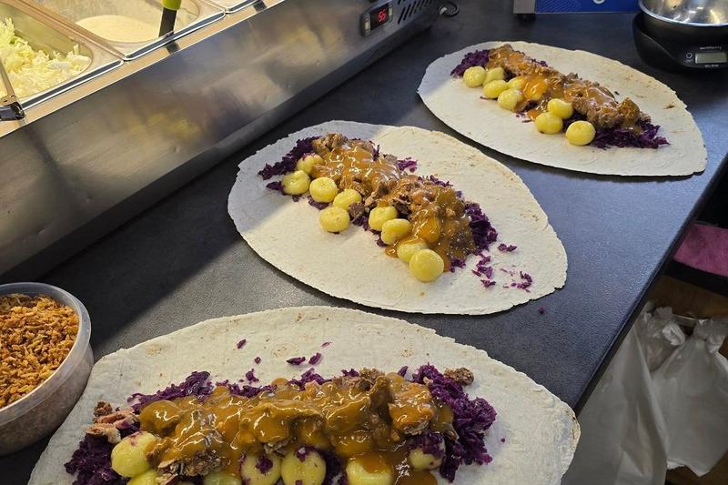 Kebab w bułce czy tortilla – który wybór zachwyci Twoje kubki smakowe?