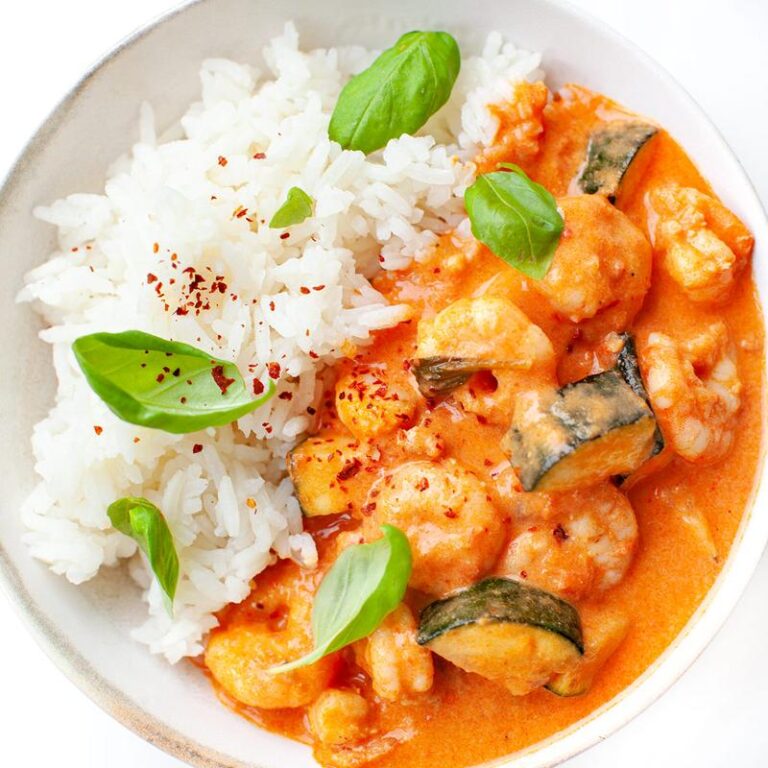 Krewetki w aromatycznym mleku kokosowym z curry, imbirem i kolendrą podane z ryżem