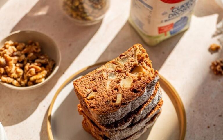 Niecodzienny smak: prosty przepis na ciasto śmietnik, które zachwyci twoich gości