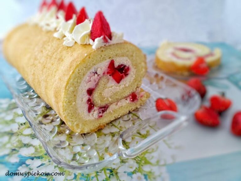 Pyszna rolada biszkoptowa z kremem czekoladowym i świeżymi owocami na każdą okazję