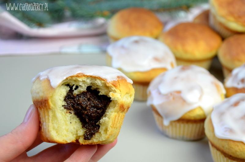 Pyszne babeczki z makiem, rodzynkami i cytrynowym lukrem – idealne na każdy deser