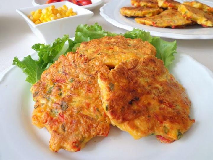 Pyszne placki z kurczakiem i warzywami w aromatycznym sosie czosnkowym