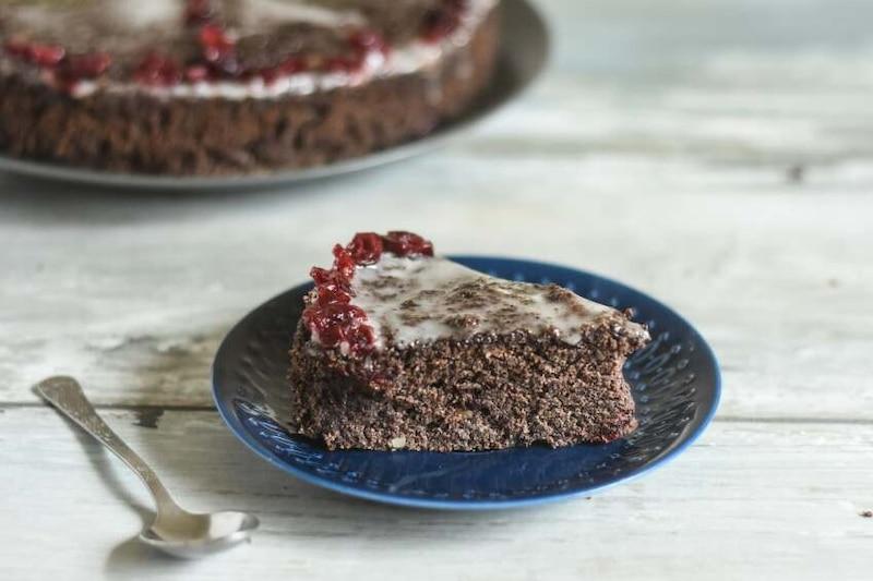Rozkoszuj się makowcem na herbatnikach z bakaliami i pysznym lukrem pomarańczowym