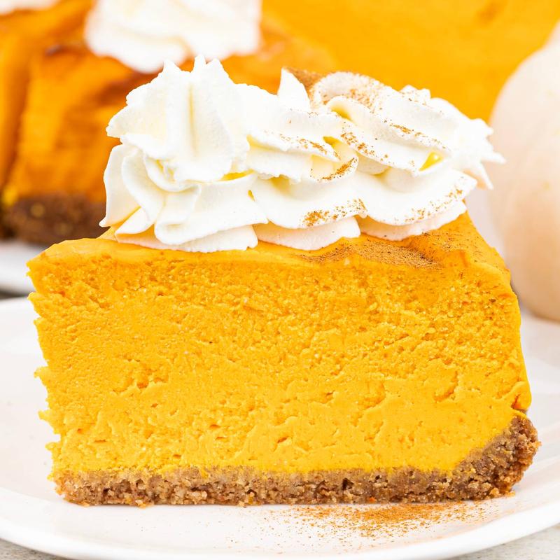 Rozkoszuj się smakiem: sernik dyniowy na zimno z korzennymi przyprawami i bitą śmietaną