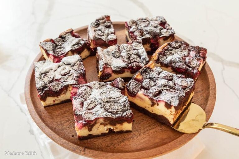 Sernikobrownie z musem truskawkowym – rozkosz dla podniebienia z polewą czekoladową