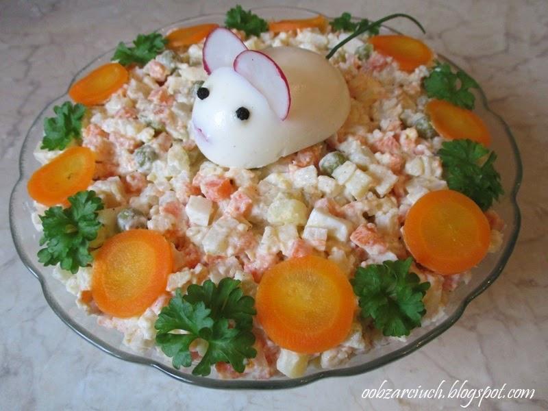 Zaskocz swoich gości: 10 kreatywnych technik na przystrojenie sałatki jarzynowej