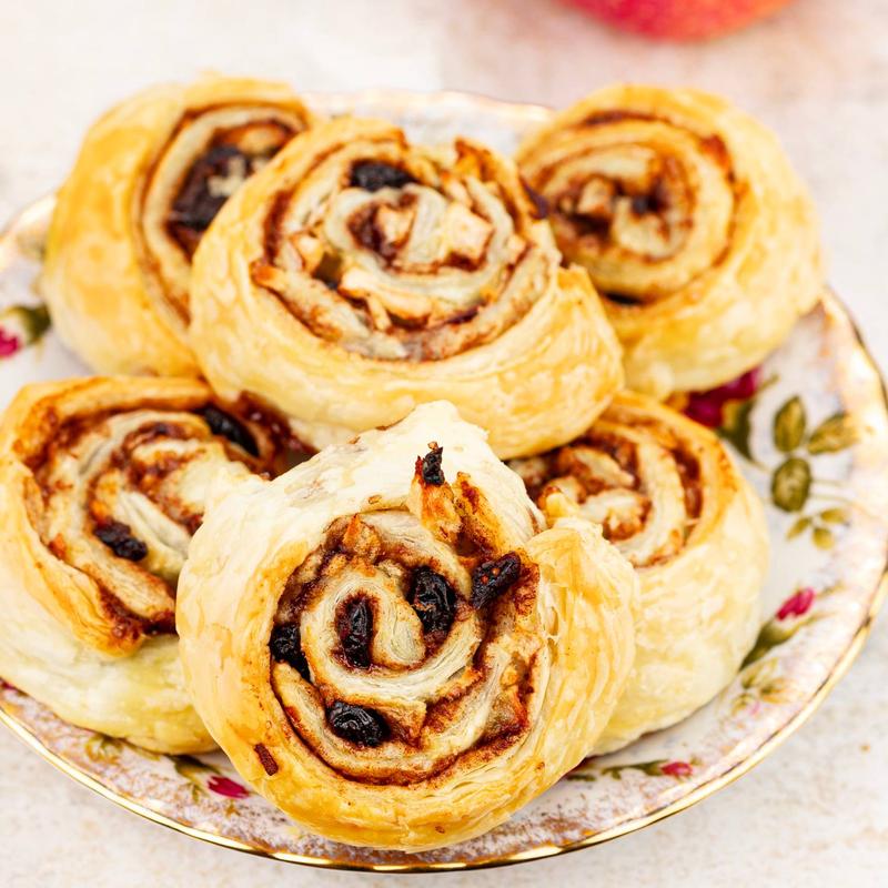 Minimalistyczne dekoracje do ciast