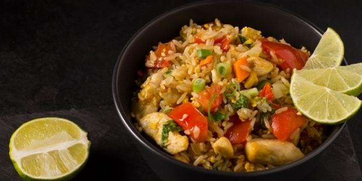 Eksplozja smaków: Ryż po tajsku z krewetkami, ananasem i orzechami nerkowca w Twojej kuchni