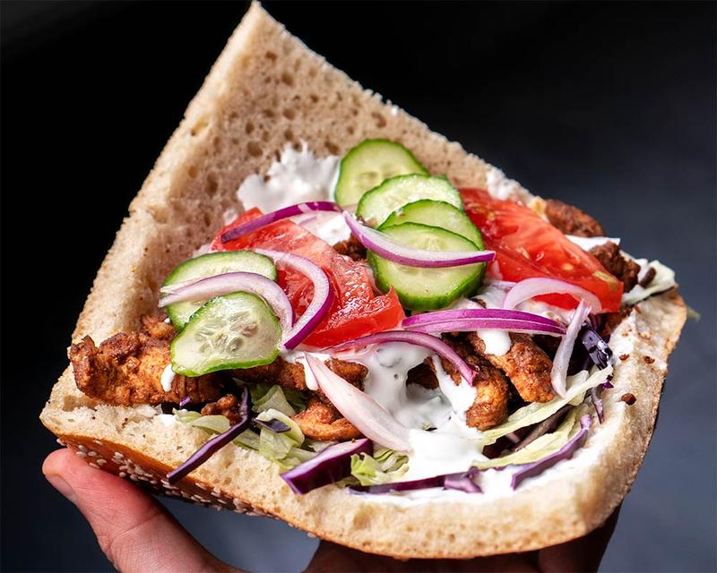 Kebab w bułce – ile kalorii ma to danie i jak wpłynie na Twoją dietę?