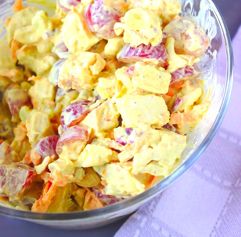 Pyszna sałatka z kurczakiem, papryką, kukurydzą i aromatycznym sosem curry