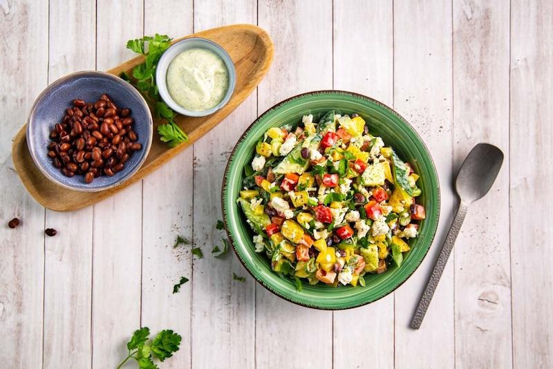 Pyszna sałatka z szarpanym kurczakiem i awokado w aromatycznym sosie BBQ