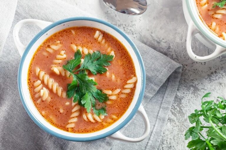 Pyszna zupa pomidorowa z mozzarellą, bazylią i chrupiącymi grzankami na każdą okazję