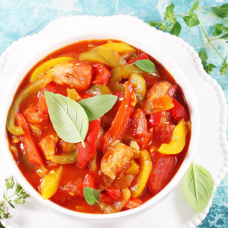 Pyszne leczo z indykiem: jak połączyć paprykę, pomidory i ziemniaki w jednogarnkowym daniu