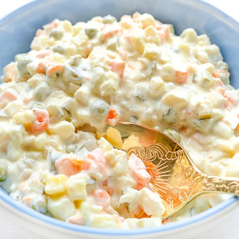 Sałatka jarzynowa jak dawniej – smak tradycji z polskiej kuchni na talerzu