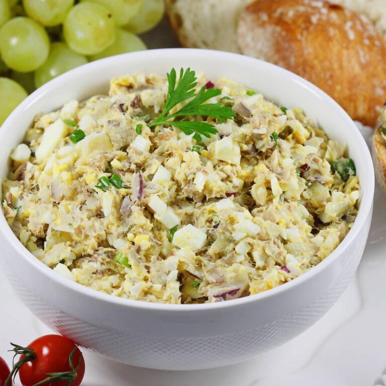 Zaskocz swoich gości: Sekrety idealnej sałatki z makreli, która oczaruje smakiem