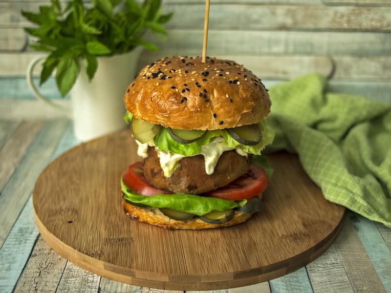 Ile kalorii skrywa wege burger? Porównanie z tradycyjnymi i zdrowszymi alternatywami