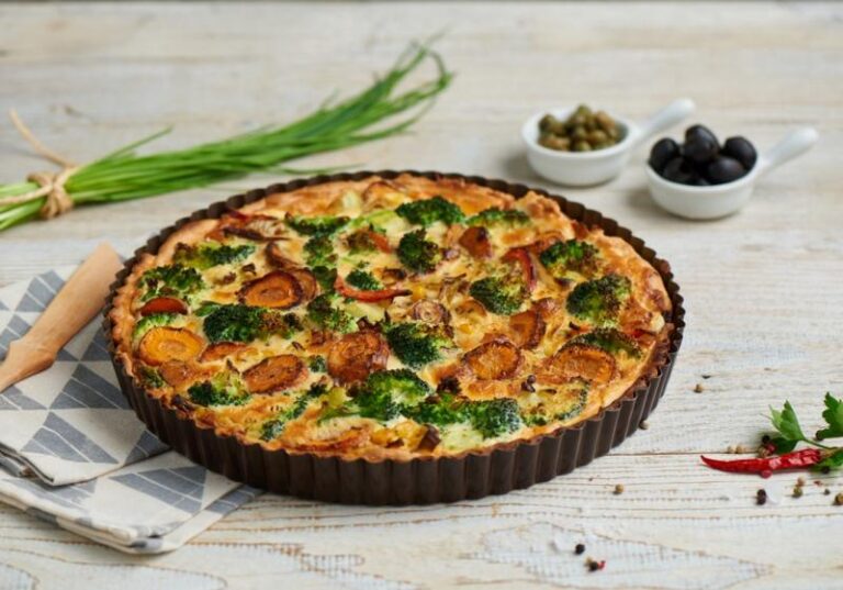 Kulinarna podróż: Tarta z warzywami, fetą i aromatycznymi pomidorami z bazylią