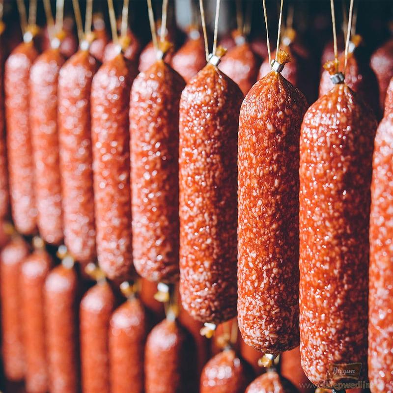 Pyszny hiszpański gulasz z chorizo, ziemniakami i oliwkami – odkryj smak Ibizy w swojej kuchni