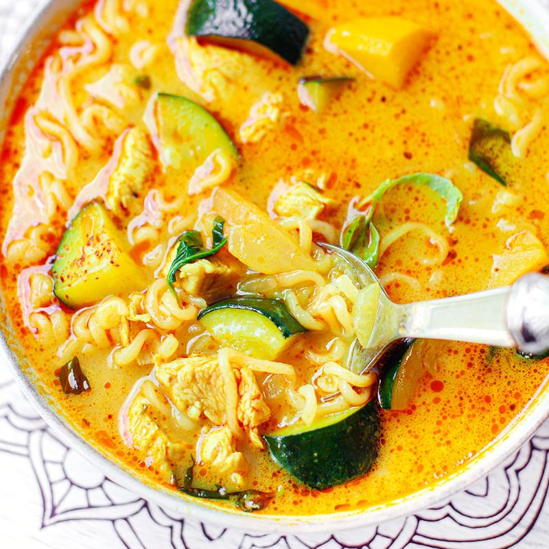 Aromatyczna zupa z kurczakiem, ryżem, warzywami i curry na rozgrzewkę