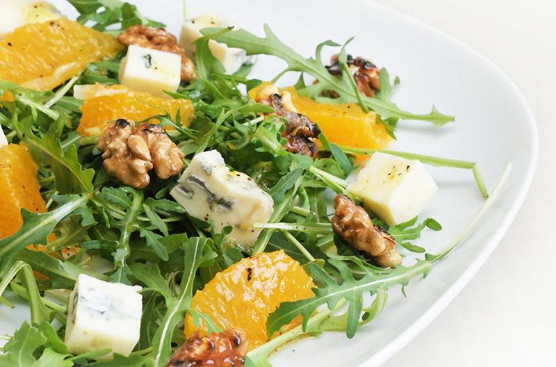 Orzeźwiająca sałatka z pomarańczą i mozzarellą na rukoli z oliwkami