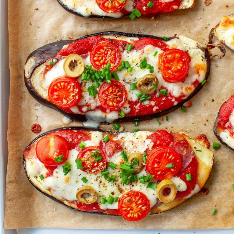 Pyszny bakłażan z papryką i czosnkiem w aromatycznej oliwie z oliwek z dodatkiem świeżej bazylii