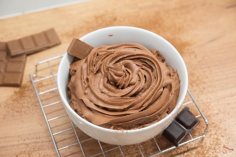 Pyszny krem do tortu z białą czekoladą – idealna masa do tortu dla słodkich chwil