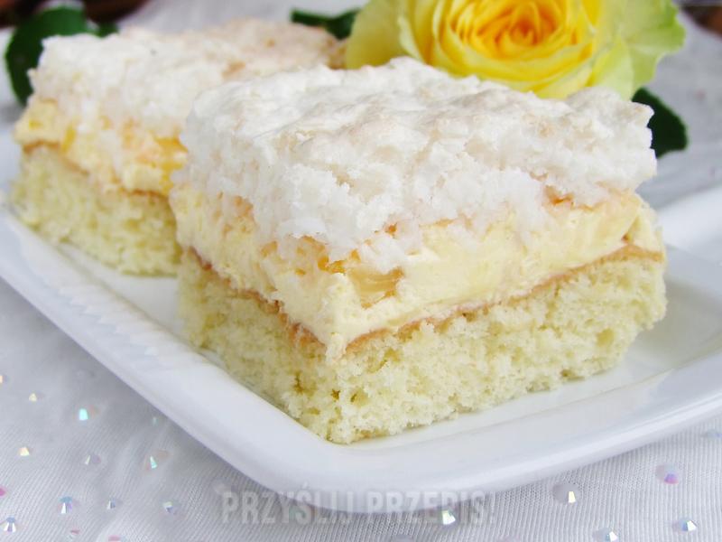 Słodka rozkosz: ciasto z ananasem, kokosem, bitą śmietaną i czekoladą, które zachwyci każdego