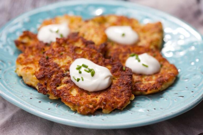 Wyjątkowe placki z kalafiora z aromatycznym czosnkiem i świeżymi ziołami