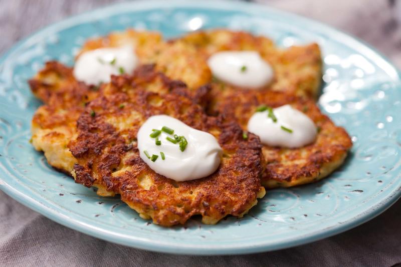 Wyjątkowe placki z kalafiora z aromatycznym czosnkiem i świeżymi ziołami