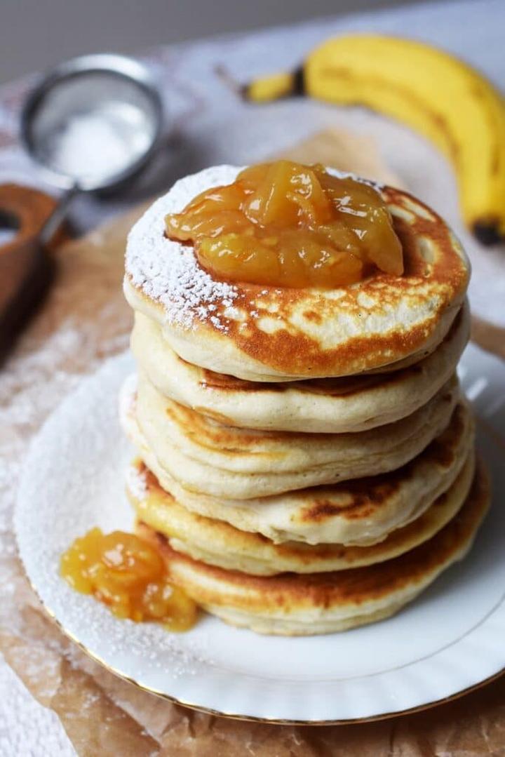 Placki z bananem i jogurtem greckim