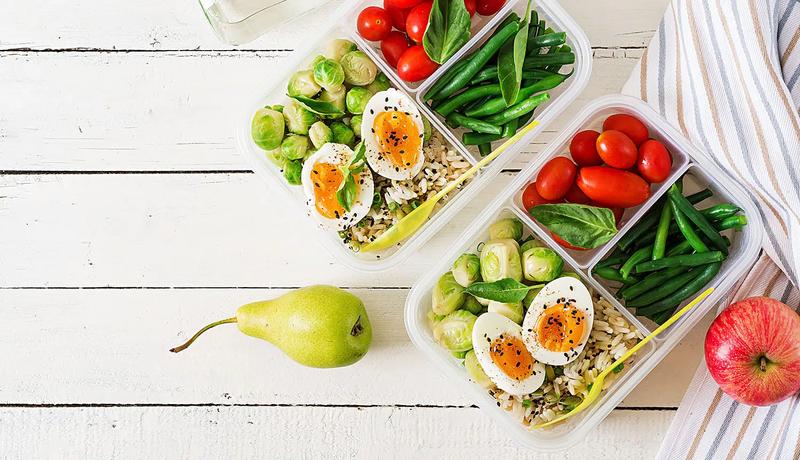 Pyszne przepisy na dania pudełkowe: sałatki, wrapy i kanapki pełne owoców