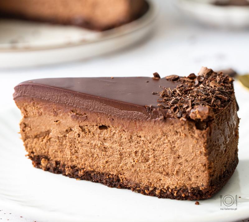 Sernik z czekoladowym wnętrzem na kruchym spodzie herbatnikowym – raj dla smakoszy