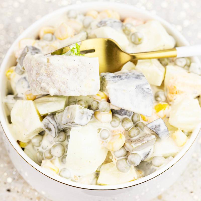 Śledziowa sałatka z jajkiem, jabłkiem i czerwoną cebulą – smak, który zachwyci każdą ucztę