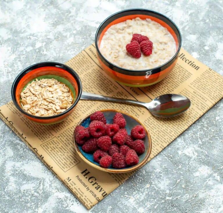 Smaczne i zdrowe pomysły na wegetariańskie śniadania: odkryj owsianki, smoothie bowle i tofu scramble