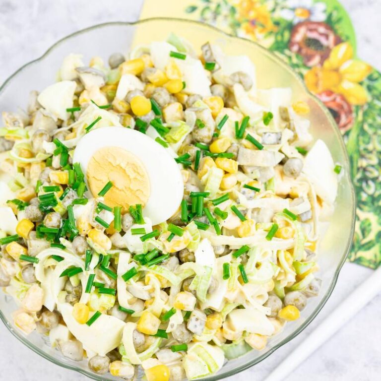 Sposoby na łagodny i zdrowy dla trawienia por w sałatce – jak go sparzyć?