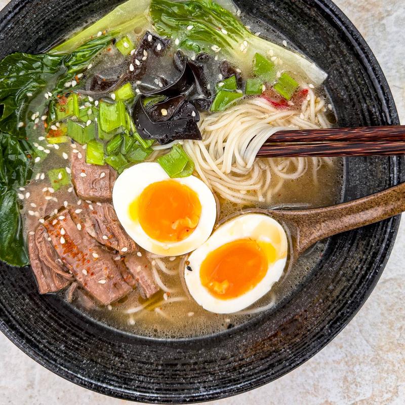 Szybki i smaczny sposób na przygotowanie domowej zupy ramen