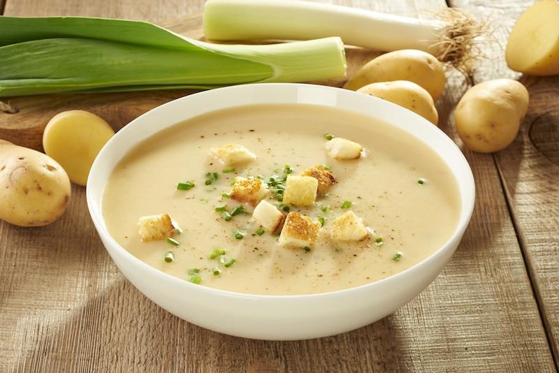 Ziemniaczany krem z porem i śmietaną podany z chrupiącymi grzankami czosnkowymi